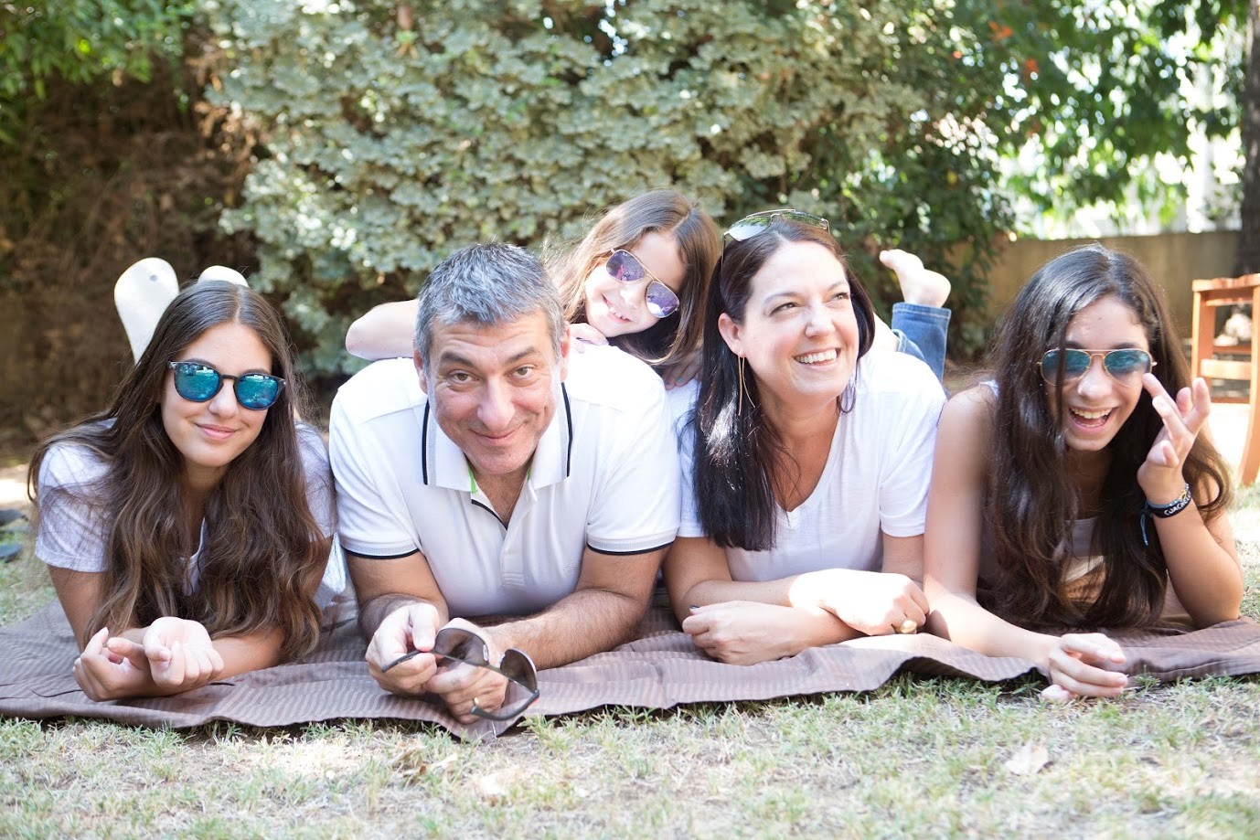 משפחה ישראלית שוכבים על הדשא